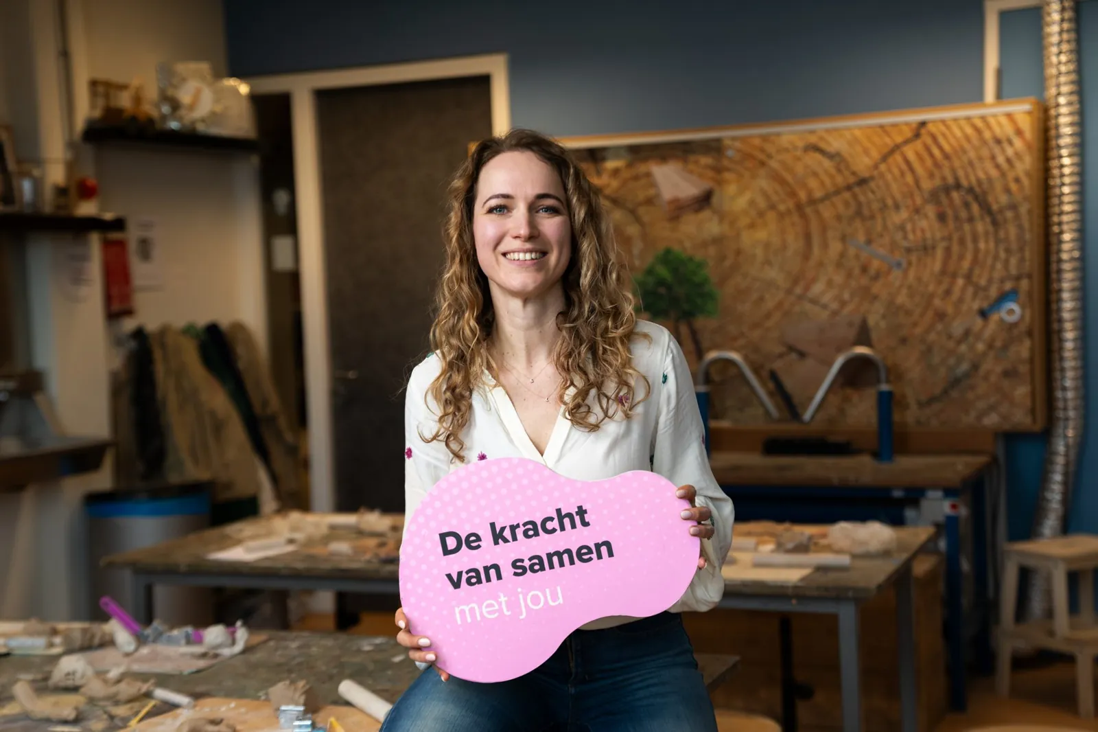 Leerkracht van Conexus met het bord De kracht van samen