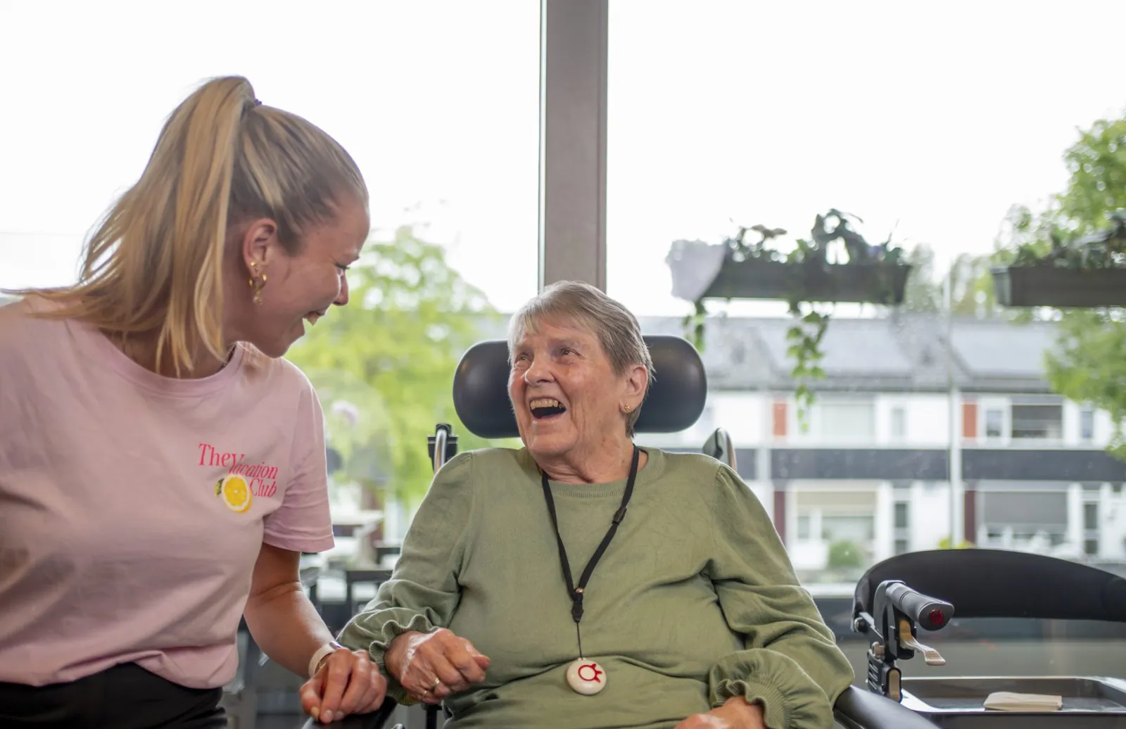 Bewoner en medewerker van Liemerije lachen samen