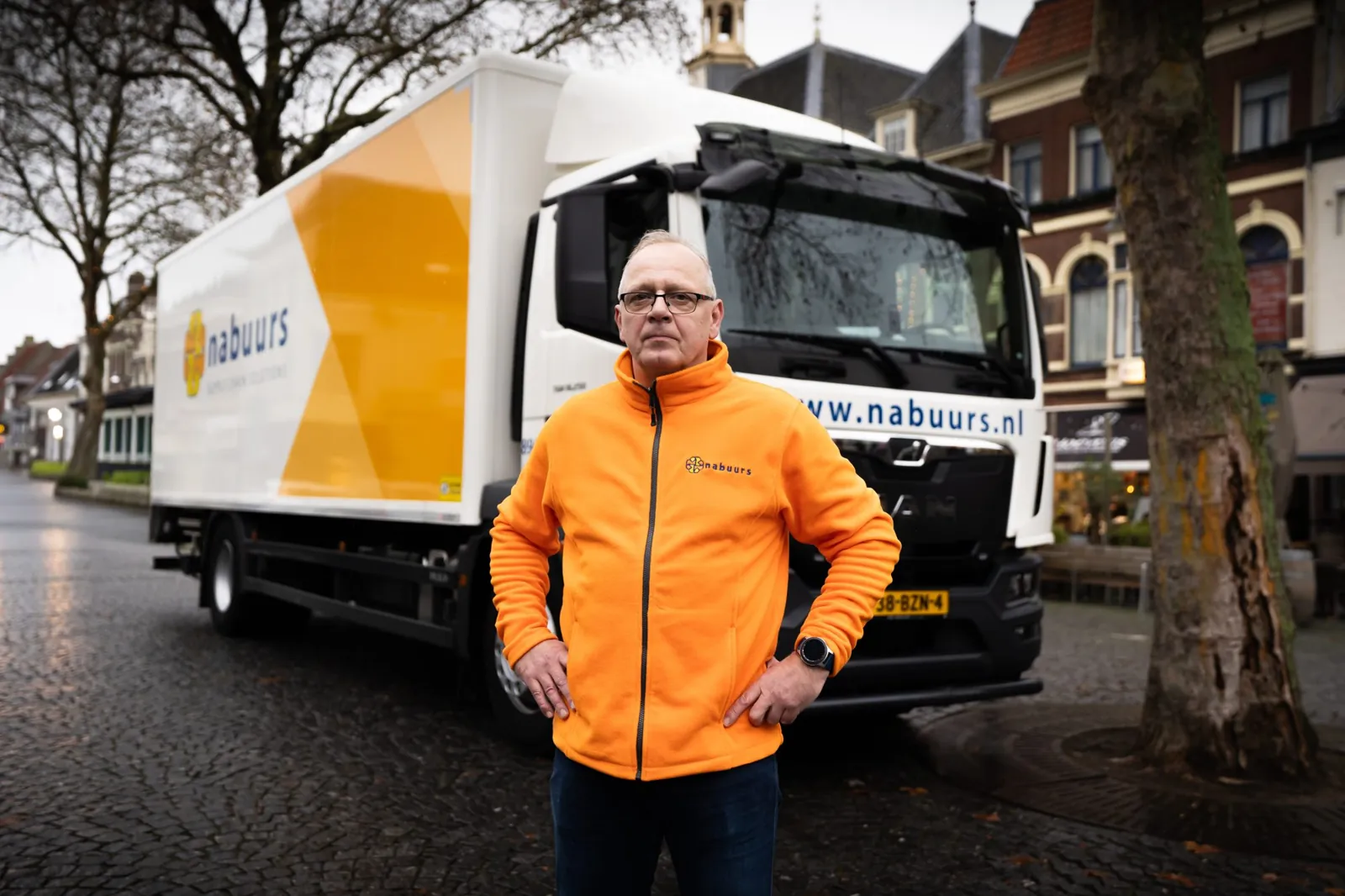 Chauffeur van Nabuurs voor zijn vrachtwagen
