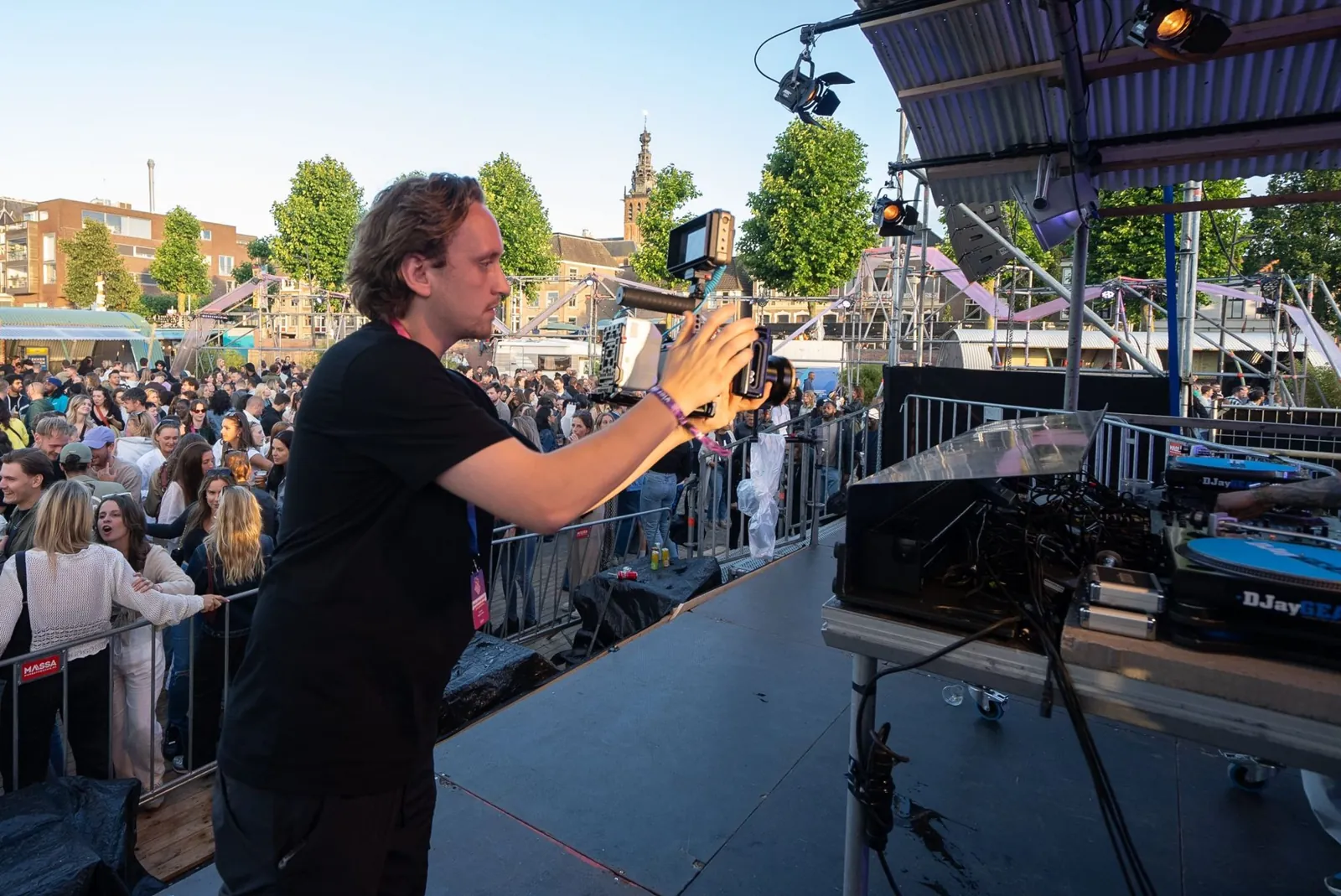 Podium van de Vierdaagsefeesten met publiek