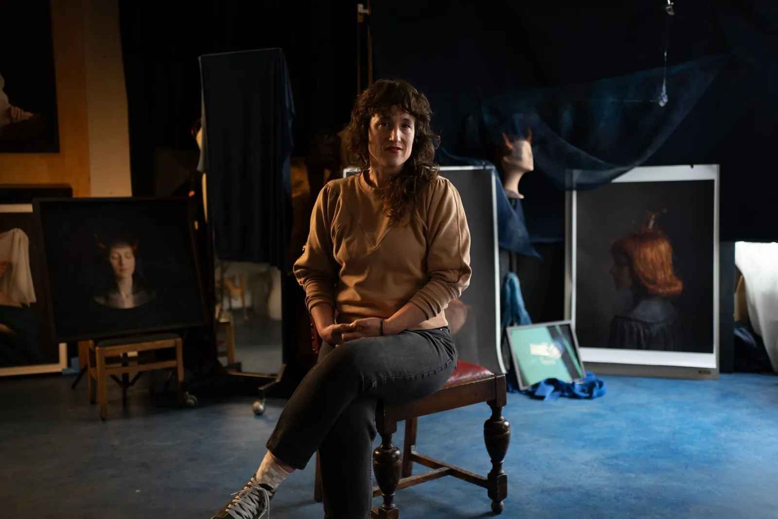 Kunstenaar in haar atelier