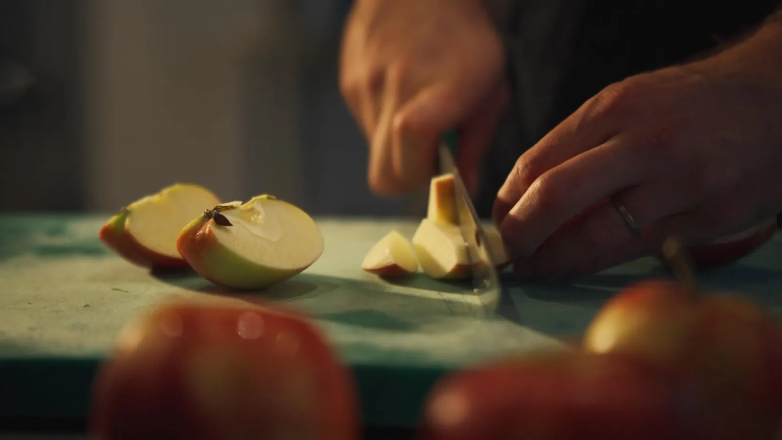 Kok snijdt een appel in de keuken van het Radboudumc